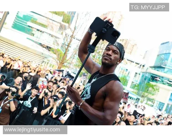 巴特勒强势突破篮下完成折叠打进并造成对手犯规精彩瞬间 巴特勒强势突破篮下完成折叠打进并造成对手犯规精彩瞬间